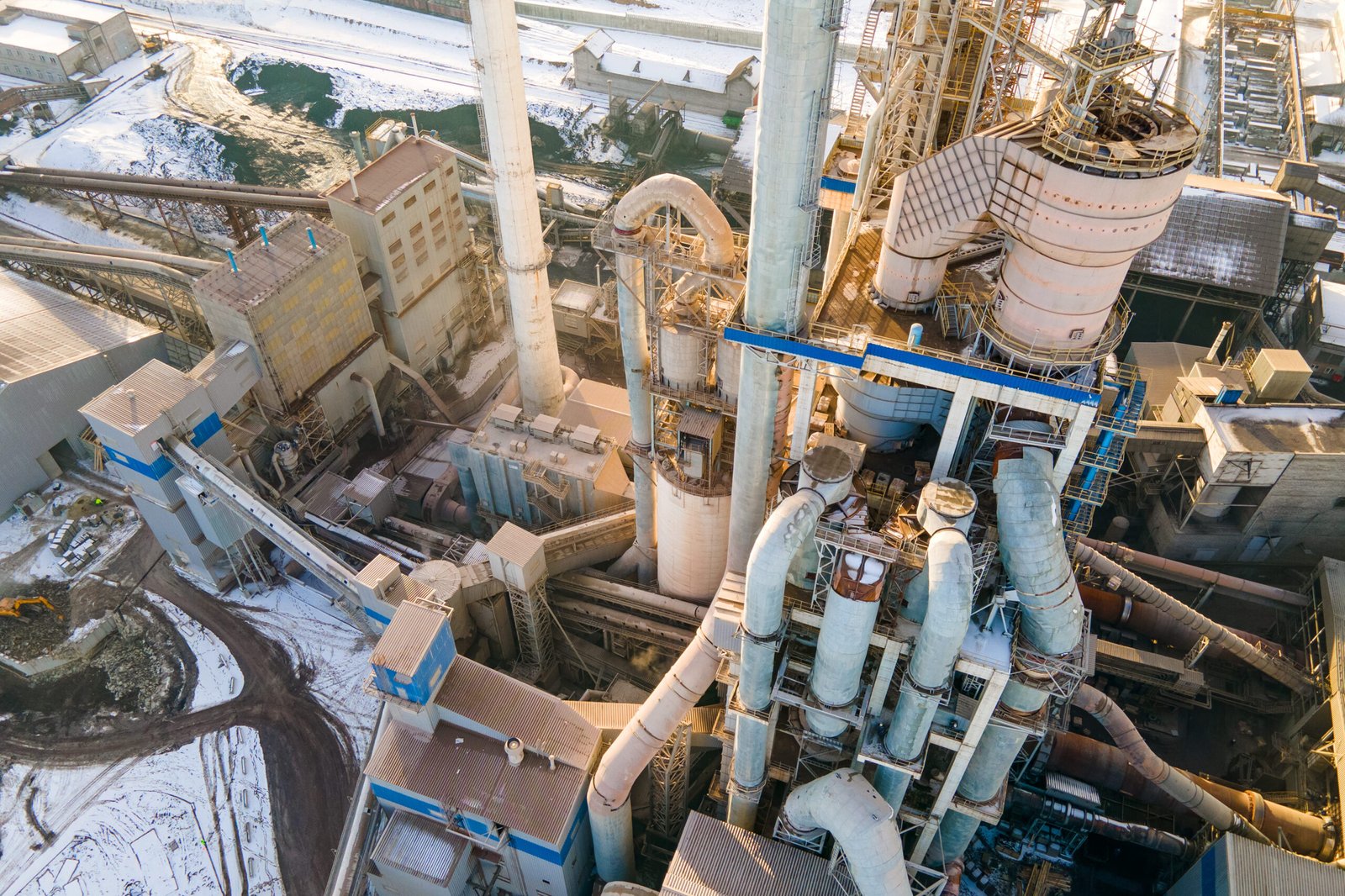 Heavy mining machinery working in an open-pit mine, representing engineering failure analysis, equipment performance evaluation, and industrial reliability assessment.